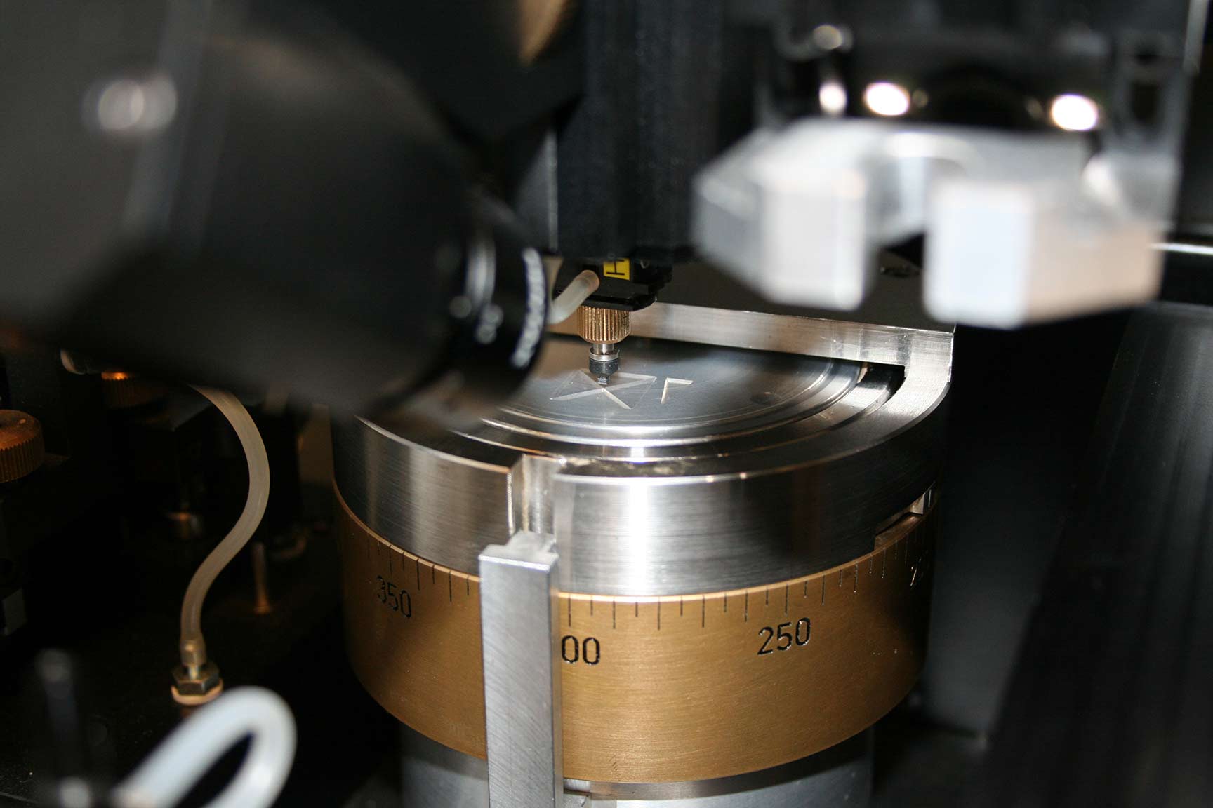 Direkt-Dosieren eines SMD-Klebstoffs mit einer Kreuzstruktur