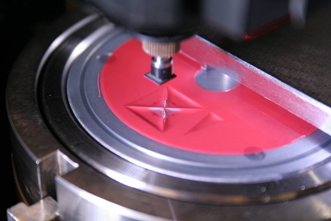 Direkt-Dosieren eines SMD-Klebstoffs mit einer Kreuzstruktur